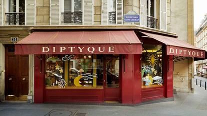 Exterior de aquella primera tienda en el 34 del bulevar Saint-Germain, en París, con el escaparate en forma de díptico que inspiró el nombre de la marca.