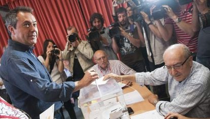  El candidato socialista a la Alcald&iacute;a de Sevilla, Juan Espadas (i), hace declaraciones a la prensa tras haber depositado su voto en el CEIP Calvo Sotelo de Sevilla. EFE/Ra&uacute;l Caro