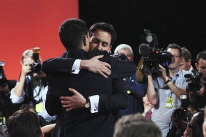 El nuevo líder de los laboristas, Ed Miliband, abraza a su hermano David tras el anuncio de su elección, ayer en Manchester.