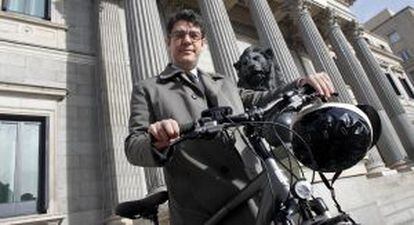 Nadal, en su bicicleta frente al Congreso.