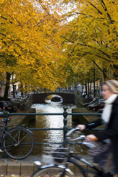 Una calle de Ámsterdam, capital de Holanda.