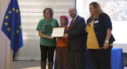 Sara V&aacute;zquez (izquierda), junto con otras dos representantes PAH, recibe el premio Ciudadano Europeo del A&ntilde;o 2013 de manos del presidente del Parlamento Europeo, Martin Schulz.