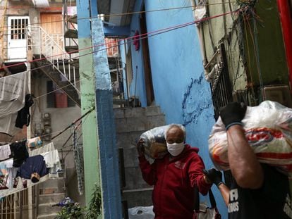 Un hombre recibe alimentos distribuidos por una ONG durante la pandemia en Brasil.