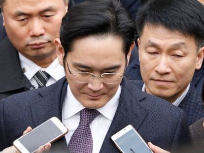 Lee Jae-Yong, actual número uno de Samsung, deja el centro de detención de Seúl, rodeado de periodistas.