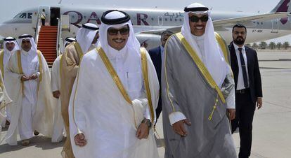 El ministro kuwaití de Exteriores (a la derecha) recibe a su homólogo de Qatar, este lunes en Kuwait.