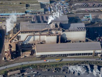 Vista aérea de la factoría Celsa Steelworks, en la ciudad de Cardiff.