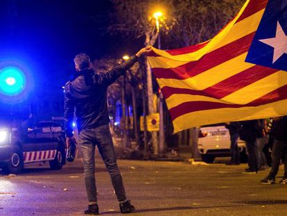 Manifestantes en los alrededores de la Delegación del Gobierno en Barcelona.