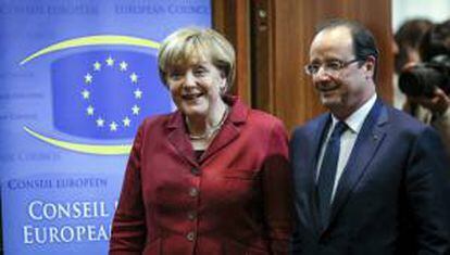 La canciller alemana Angela Merkel (i) con el presidente de Francia, François Hollande (d), durante la reunión del Consejo Europeo en Bruselas (Bélgica).