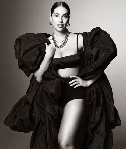 Lorena Durán lleva capa de Dolce & Gabbana, sujetador de Givenchy, culote de Prada, collar y pendientes de Martha Calvo, y colgantes y anillos de Loren Stewart
