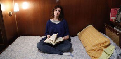 Ana Llorente en su habitación, en casa de sus padres, donde vive.