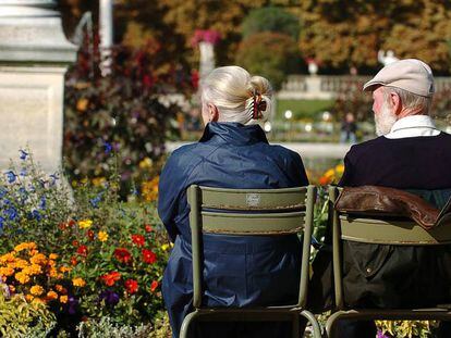 Imagen de dos jubilados en un parque. 