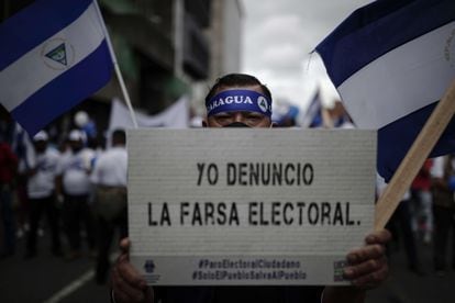  Nicaragüenses en el exilio participan en una manifestación contra las elecciones presidenciales de su país desde San José, Costa Rica el 07 de noviembre de 2021.