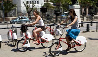 Dos usuarias del Bicing en los alrededores del Arc del Triomf.