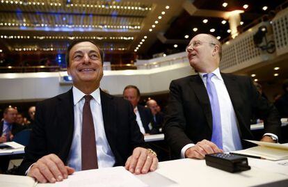 Mario Draghi junto a Martin Blessing, responsable del Commerzbank.