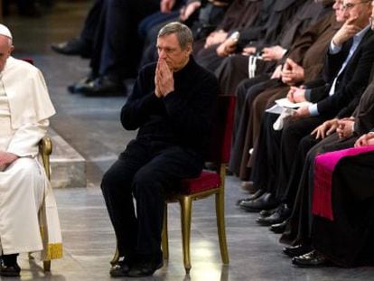 El papa Francisco junto al sacerdote Ciotti, durante una vigilia por las v&iacute;ctimas de la mafia, este viernes.