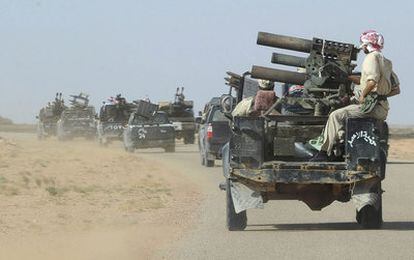 Combatientes rebeldes libios a su llegada a Dufan.