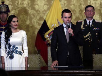 El presidente de Ecuador, Daniel Noboa, junto a la vicepresidenta, Verónica Abad, habla durante el acto de nombramiento de su Gabinete, este jueves en Quito.