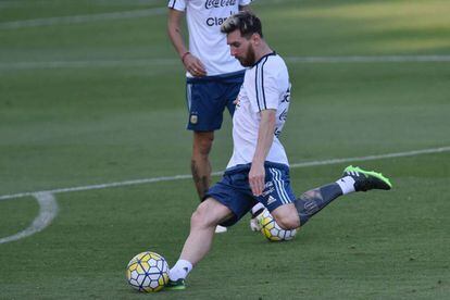 Lionel Messi remata en el entrenamiento de Argentina.