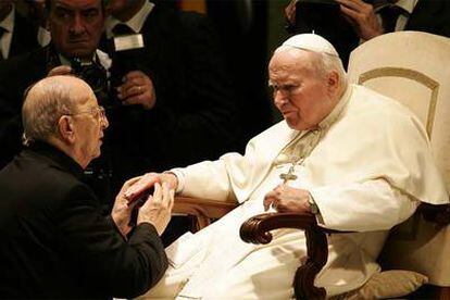 Juan Pablo II y Marcial Maciel, en una audiencia especial celebrada el 30 de noviembre de 2005.