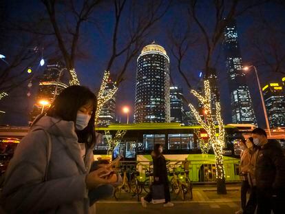 Varías personas con mascarilla caminan en el distrito de negocios de Pekín, en China, el 2 de febrero de 2023.