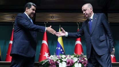 El presidente de Venezuela, Nicolás Maduro (izq), y su homólogo turco, Recep Tayyip Erdogan, al término de la rueda de prensa de ambos mandatarios en Ankara.