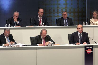 Isidro Fainé, Luis del Rivero y Antonio Brufau (de izquierda a derecha, en primera fila) durante la junta de accionistas de 2009.
 Sevillano