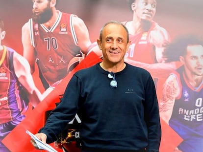 Ettore Messina posa en Colonia ante uno de los carteles de la Final Four de la Euroliga, con las imágenes de Mirotic, Datome, Clyburn y Larkin. Getty