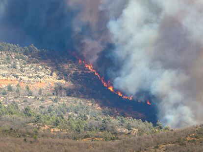 Vista del incendio declarado en la localidad castellonense de Villanueva de Viver, desde el municipio turolense de San Agustín.