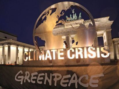 Activistas de Greenpeace protestan contra el cambio climático ante la Puerta de Brandemburgo en Berlín.