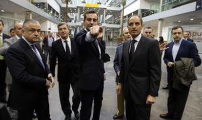 Ángel Acebes (segundo por la izquierda), Costa, Camps y tras él, Luis Bárcenas, en abril de 2008.