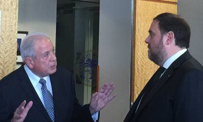 L'alcalde de Miami, Tomás Regalado, conversa aquest dilluns amb el vicepresident de la Generalitat, Oriol Junqueras.