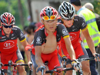 Jani Brajkovic, entre Chris Horner (izquierda) y Lance Armstrong, en la etapa que terminó en Morzine-Avoriaz en el Tour 2010.