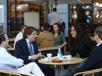 Almeida y Villacís desayunan en una terraza junto a Borja Carabante y Mariano Fuentes