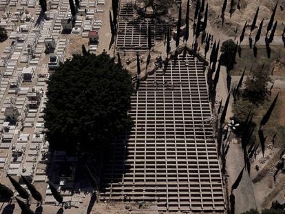 Trabajadores construyen 700 fosas en el panteón de Mezquitán en Guadalajara.