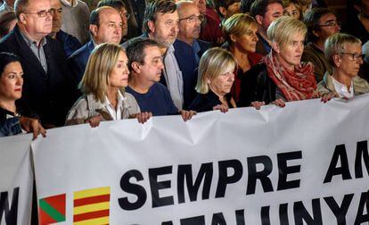 Ortuzar entre el presidente guipuzcoano, Joseba Egibar y el alavés José Antonio Suso en apoyo a Cataluña
