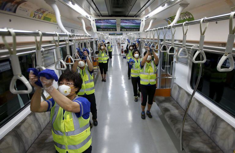 Labores de desinfección en un vagón del metro de Seúl, Corea del Sur, tras el brote de MERS de 2015.