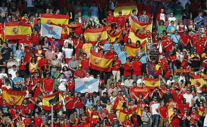Aficionados españoles en el estadio AFG Arena de Saint Gallen.