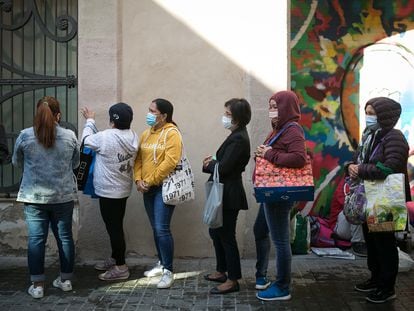 Varias personas hacen cola para recibir comida en la parroquia Santa Anna, el pasado junio en Barcelona.