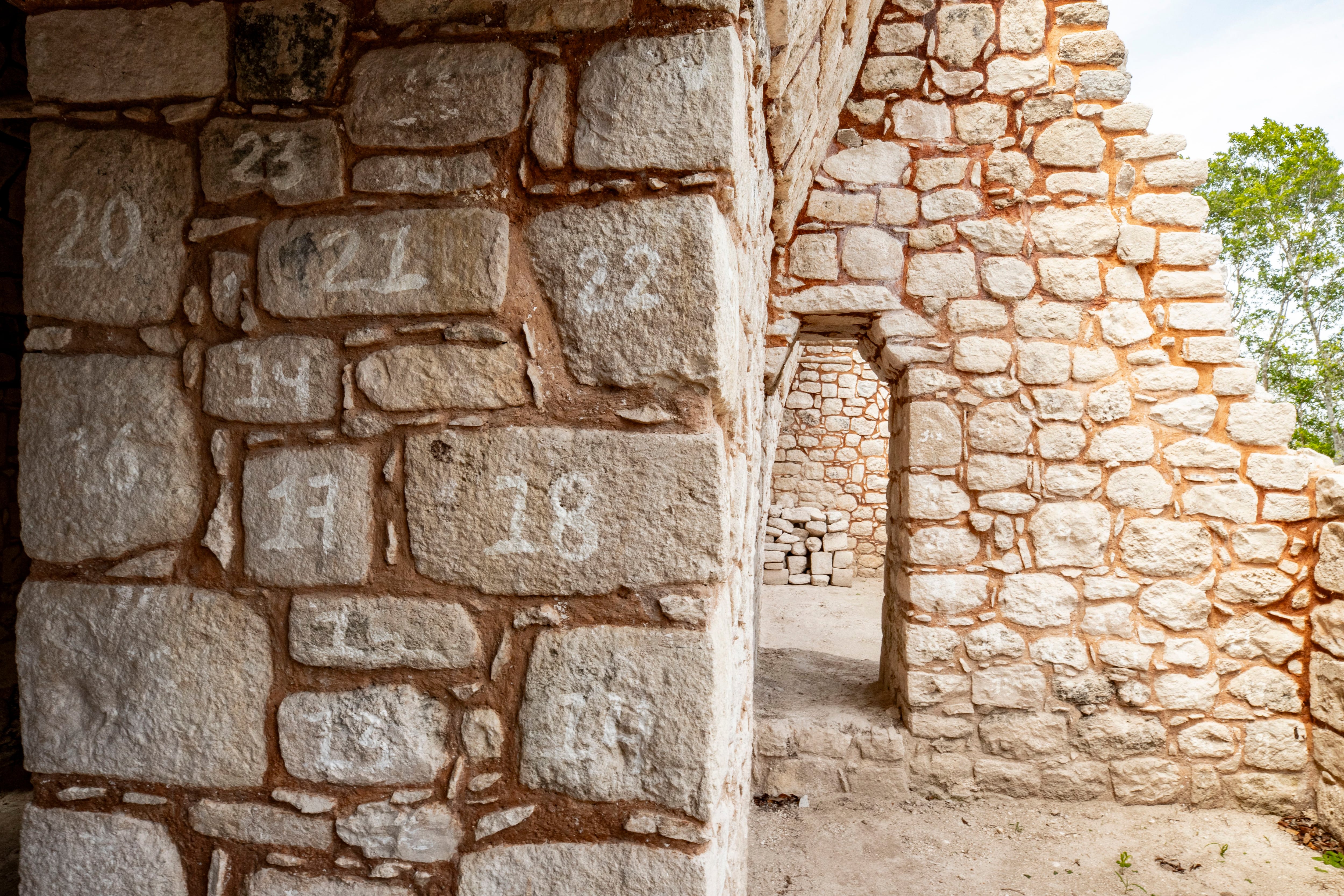 Números asignados para el trabajo de conservación y restauración en el ala este de la Acrópolis en Ek Balam, (Yucatán).