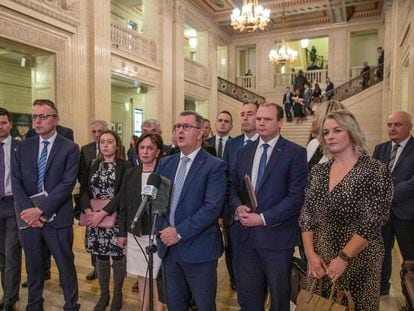 El líder del DUP, Jeffrey Donaldson, acompañado de los diputados unionistas, este viernes en el Gran Vestíbulo de la Asamblea de Stormont, en Belfast