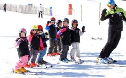 Niños en la estación de Valdelinares, en el Pirineo aragonés.