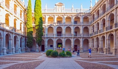 Mujeres para el Diálogo y la Educación ha puesto en marcha la web <a href="https://mujeresypatrimonio.org/" target="_blank">Mujeres y Patrimonio</a>, aún en pruebas, para hacer visibles a todas esas mujeres ocultas tras el patrimonio mundial de España. Una de ellas es Francisca de Nebrija, quien en el siglo XVI sustituyó a su padre, el humanista Antonio de Nebrija, al frente de la cátedra de Retórica de la <a href="https://www.turismoalcala.es/" target="_blank">Universidad de Alcalá de Henares</a>, convirtiéndose en una de las primeras profesoras de universidad del mundo junto a su coetánea Luisa de Medrano, que hizo lo propio en la Universidad de Salamanca. La figura de De Nebrija está íntimamente ligada a la universidad y <a href="https://elviajero.elpais.com/elviajero/2015/02/12/actualidad/1423744122_025967.html" target="_blank">recinto histórico de Alcalá de Henares</a>, incluidos en la lista del patrimonio mundial de la Unesco en 1998. Igual que la de De Medrano lo está a Salamanca, cuyo centro histórico es patrimonio mundial desde 1988. En la imagen, el patio de Santo Tomás de la Universidad de Alcalá de Henares.