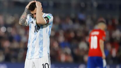Messi se lamenta tras un fallo, en el partido contra Paraguay, de este jueves, en Asunción.