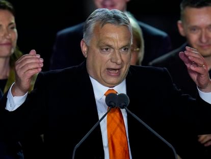 Viktor Orbán se dirige a sus seguidores tras su victoria electoral este domingo en Budapest.
