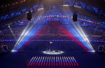 Las luces reproducen los colores de la bandera de Rusia en las gradas y en el cielo: azul, blanco y rojo