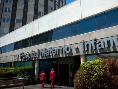 Fachada del ala materno-infantil del hospital público La Paz, en Madrid.