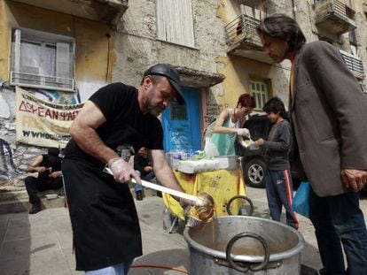 Reparto de comida a parados e inmigrantes en Atenas. 