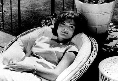 Jacqueline Kennedy reposa en una silla poco después de que John F. Kennedy ganara las elecciones presidenciales de 1961.