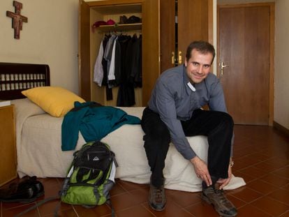 Xavier Novell i Gomà, obispo de Solsona (Lleida) en su habitación preparándose para salir a dar un paseo por el campo.