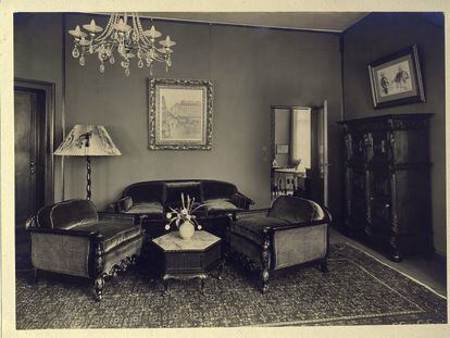 El 'pissarro' expoliado del Thyssen, en el salón de la casa de Lilly Cassirer en Berlín en los años treinta, en una foto del archivo familiar.